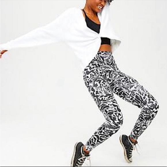 🆕 Aerie Offline Goals High Rise Black & White Animal Print 7/8 Leggings, Size M - Picture 1 of 13